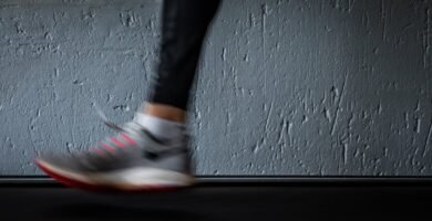 Blurred image of a person running on a treadmill, highlighting movement and fitness.